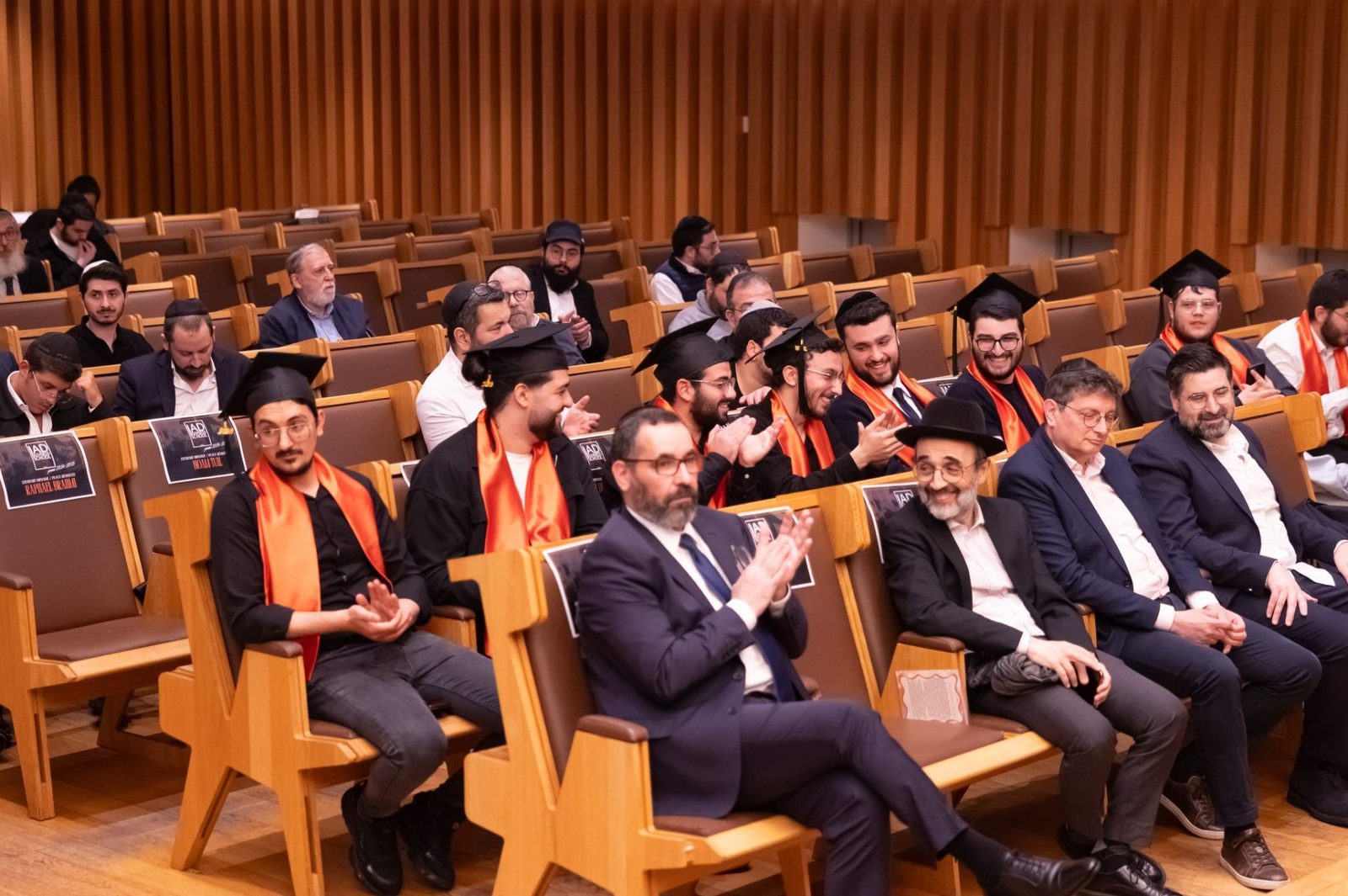 Professeurs, intervenants et familles réunis lors de la remise des diplômes IAD Business School