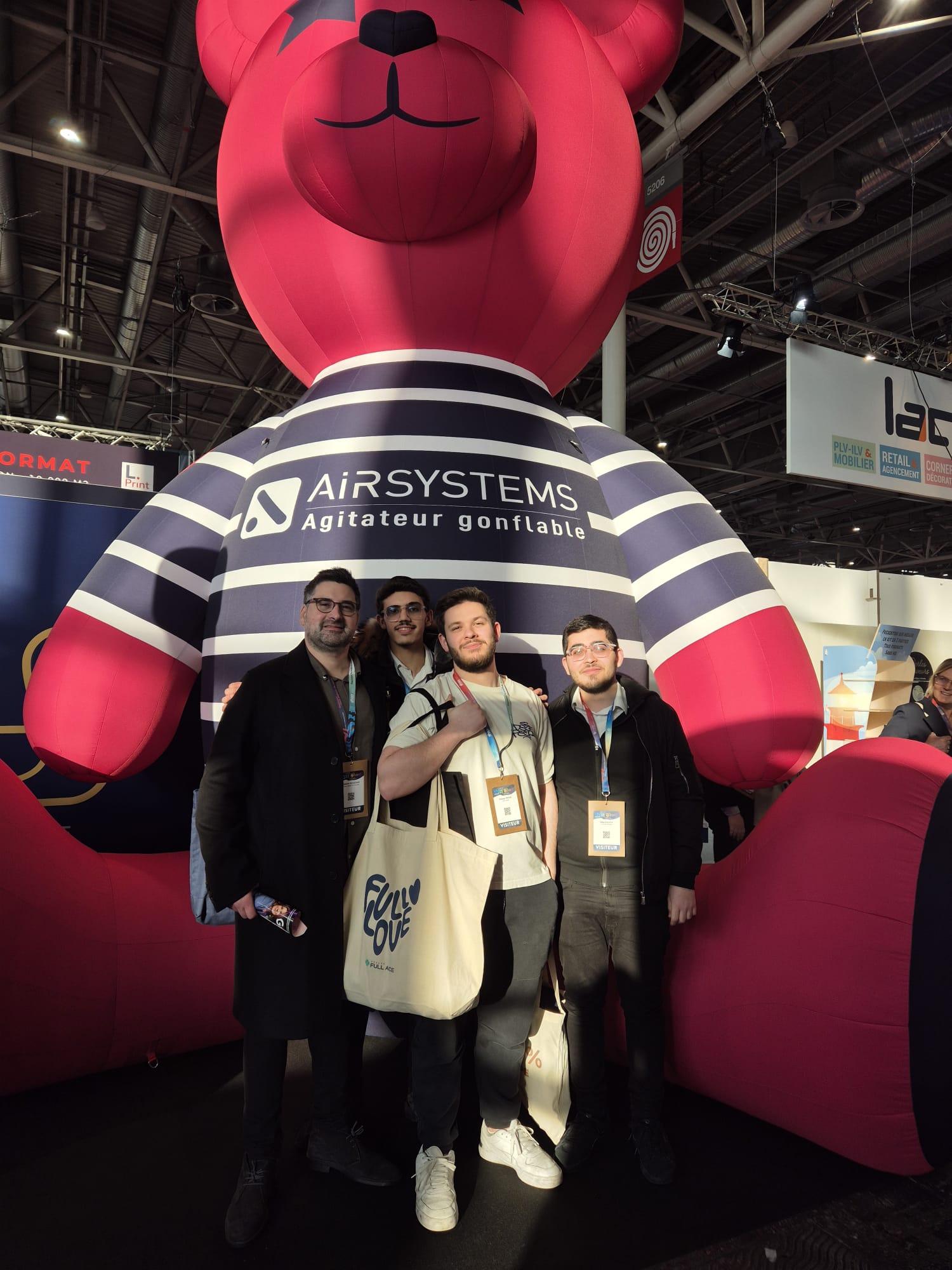 Gabriel Soussan et la promotion Bachelor 3 e-business devant un stand au salon Workspace Paris 2025