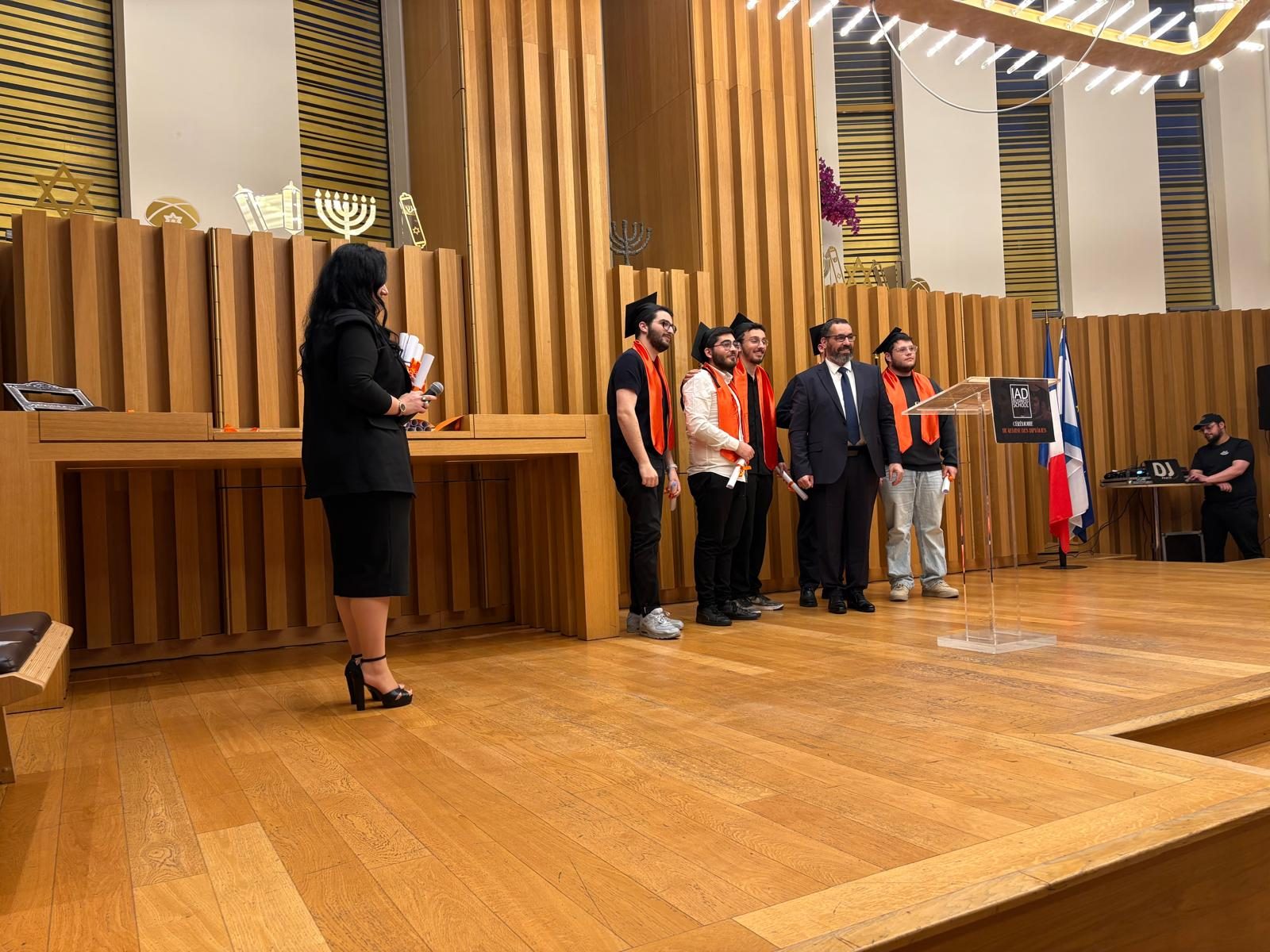 Étudiants diplômés B3 e-business sur scène lors de la cérémonie de remise des diplômes