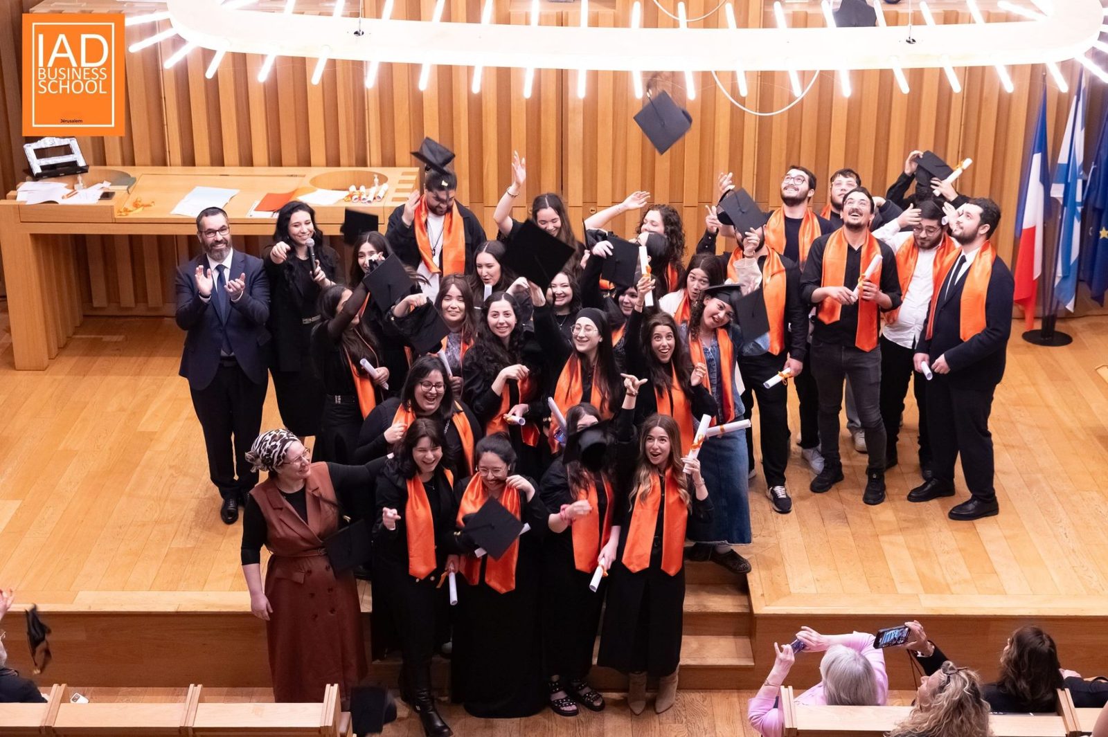 Promotion B3 Chef de projet e-business de l'IAD Business School célébrant la remise des diplômes 2024-2025