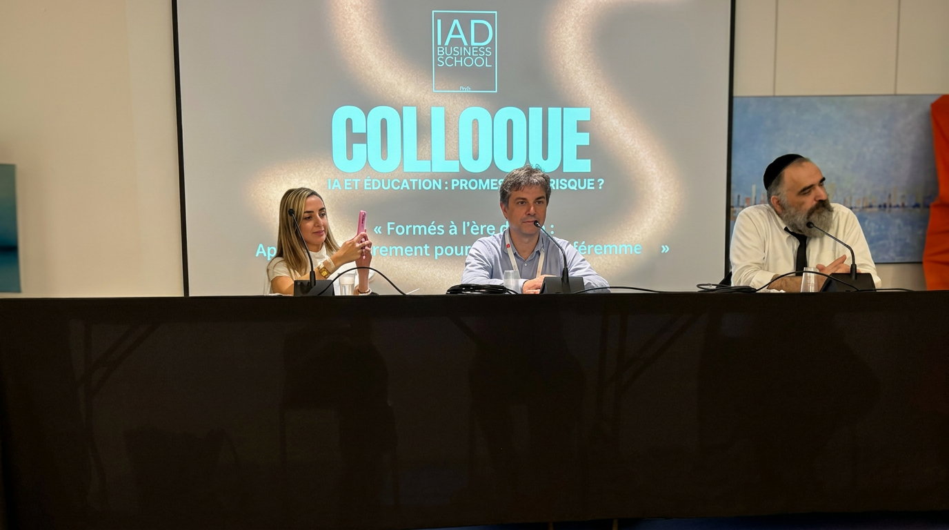 Colloque IA et Éducation à l'IAD Business School : trois intervenants sur scène devant l'écran « COLLOQUE »