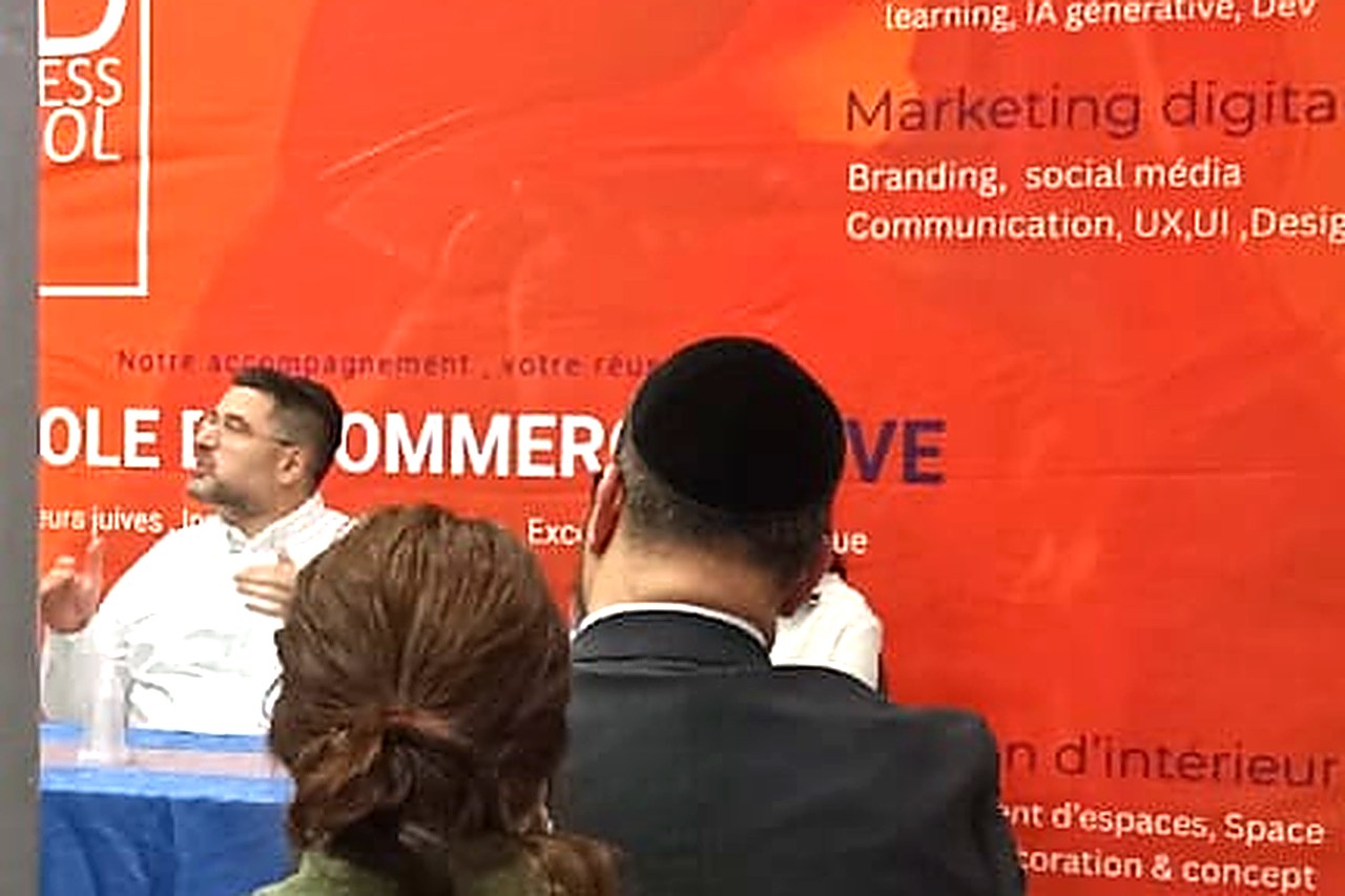 Gabriel Soussan, intervenant à la conférence IA et Ressources Humaines de l'IAD Business School, s'adressant au public devant le kakémono IAD Business School